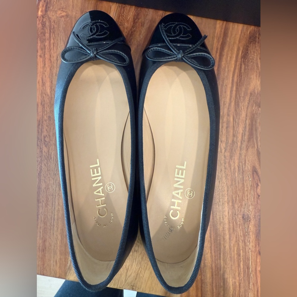 CHANEL Black Leather Cap-Toe Ballet Flats